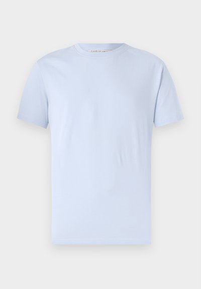 Lyseblå T-skjorte laget av myk bomull, med rund hals og korte ermer, med en jevn tekstur og uten synlige mønstre.