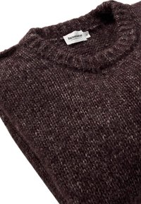 Dunkelbrauner, grob gestrickter Pullover mit einem gerippten Rollkragen und einem sichtbaren "hessnatur"-Markenschild im Kragen.