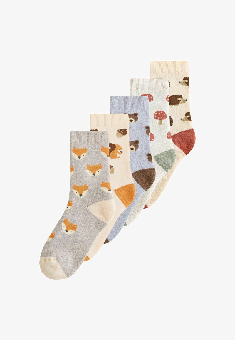 Vijf paren katoenen sokken met dierpatronen: vossen, beren, paddenstoelen en egels in zachte kleuren zoals grijs, beige en bruin.