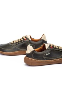 Zapatillas de piel marrón con acentos beige, puntera redonda, costuras en contraste, diseño con cordones y una suela de goma marrón texturizada.