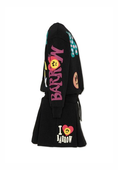 Czarna sukienka dresowa z kolorowymi grafikami, długimi rękawami i paskiem w talii. Posiada duży napis oraz zabawne emotikony.