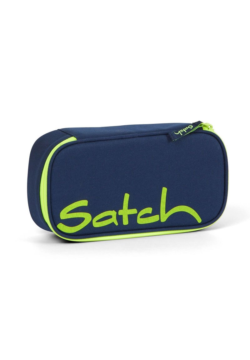 Marineblaue rechteckige Tasche mit einem Reißverschluss und Akzenten in Limettengrün. Auf der Tasche steht das Wort "Satch" in großer Schrift. Hergestellt aus strapazierfähigem Stoff.