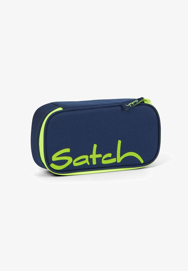 Marineblaue rechteckige Tasche mit einem Reißverschluss und Akzenten in Limettengrün. Auf der Tasche steht das Wort "Satch" in großer Schrift. Hergestellt aus strapazierfähigem Stoff.