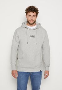 Grijze hoodie van een katoenen mix met een voorzak, capuchon met trekkoord en geborduurd logo op de borst. Ribbels aan de mouwen en onderkant.