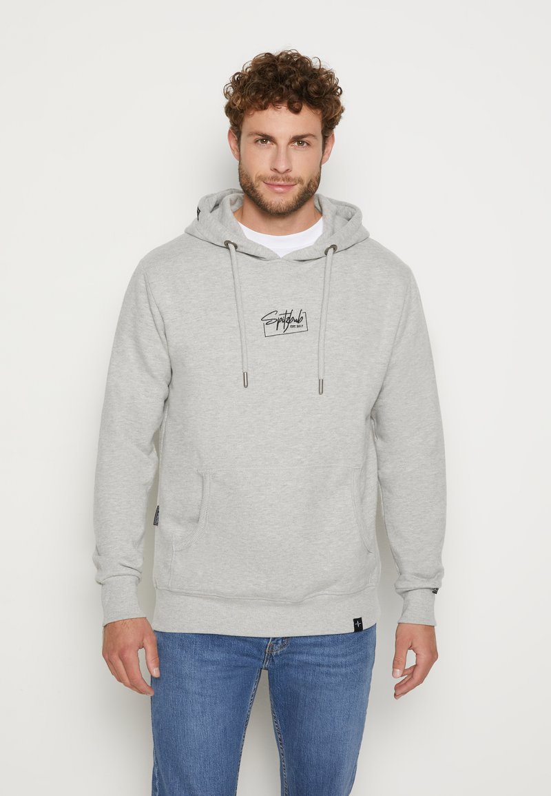 Grijze hoodie van een katoenen mix met een voorzak, capuchon met trekkoord en geborduurd logo op de borst. Ribbels aan de mouwen en onderkant.