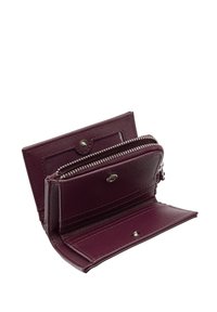 Portfel w kolorze burgundowym wykonany z teksturowanej skóry, wyposażony w zatrzask i przegrodę na zamek; kompaktowy i uporządkowany design z miejscami na karty.