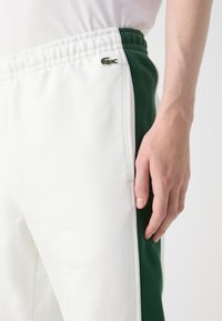 Lacoste Treniņtērpa apakšdaļas - flour/green