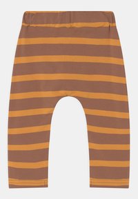 Leggings listrados em castanho e amarelo, feitos de tecido suave, com uma cintura elástica e um design de perna afunilada. Sem detalhes adicionais.