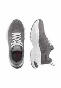 Graue Sneakers aus Wildleder und Mesh-Material, weiße Schnürsenkel, gepolsterter Kragen und eine dicke weiße Sohle mit strukturierten schwarzen Akzenten.