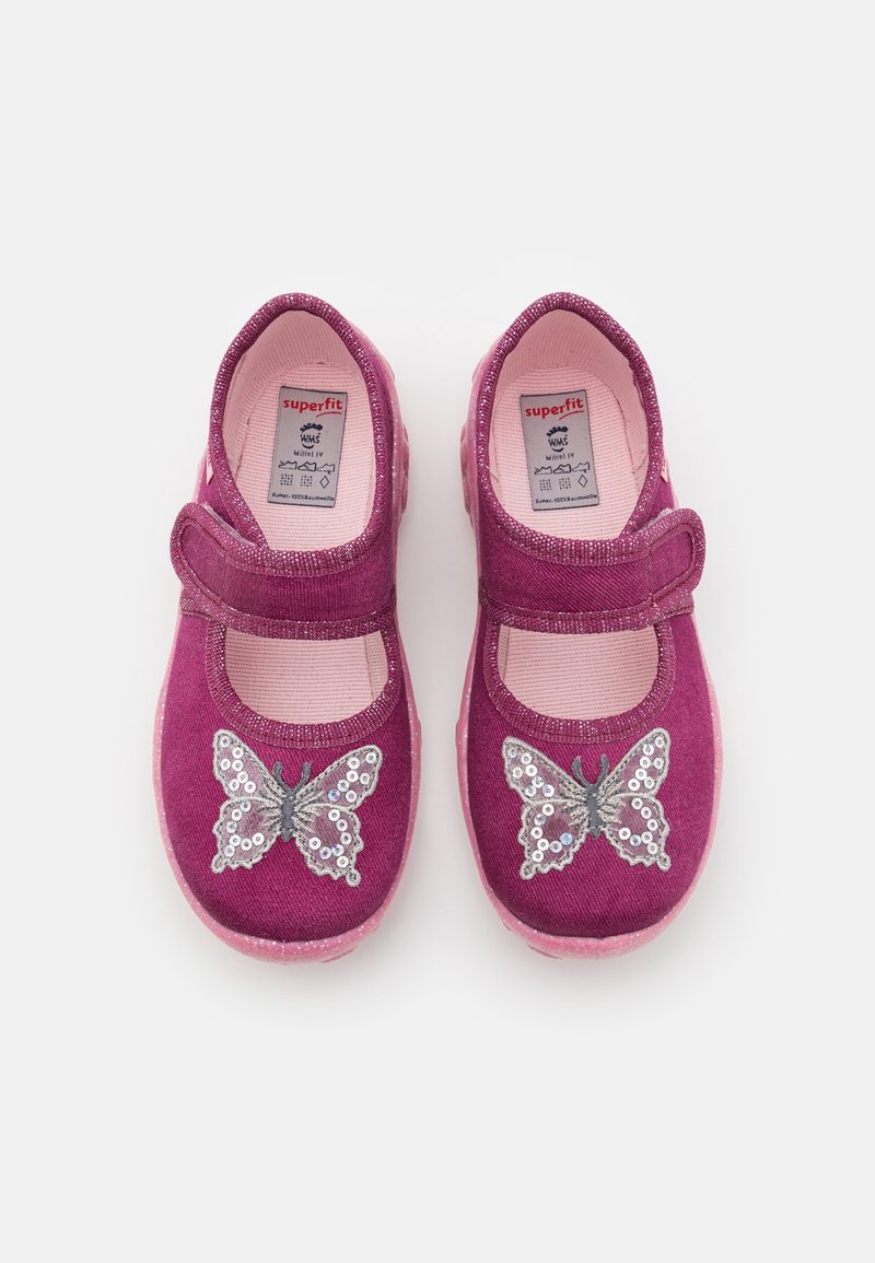 Lila canvas Mary Jane-skor med en paljettfjärilsdesign, elastiskt rem och ljusrosa foder. Rundad tå och strukturerad yta.