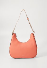 Borsa a spalla in pelle corallo con silhouette curva, tracolla crema, accessori in argento e logo sulla parte anteriore. Texture liscia.