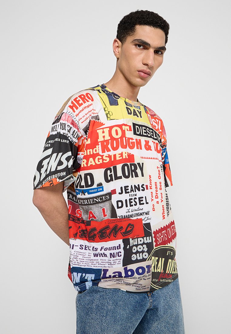 Kurzarm-Grafik-T-Shirt in mehreren Farben mit einer Collage aus Texten und Mustern. Hergestellt aus leichtem Stoff mit einer lockeren Passform.