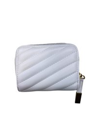 Portafoglio bianco compatto con zip, realizzato in pelle testurizzata. Presenta un motivo a rombi in diagonale e dettagli in hardware dorato.