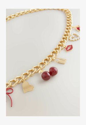Zlatý náhrdelník s rôznymi príveskami: červené čerešne, srdce, rúž, pery a náhrada perál. Hladký, lesklý povrch.