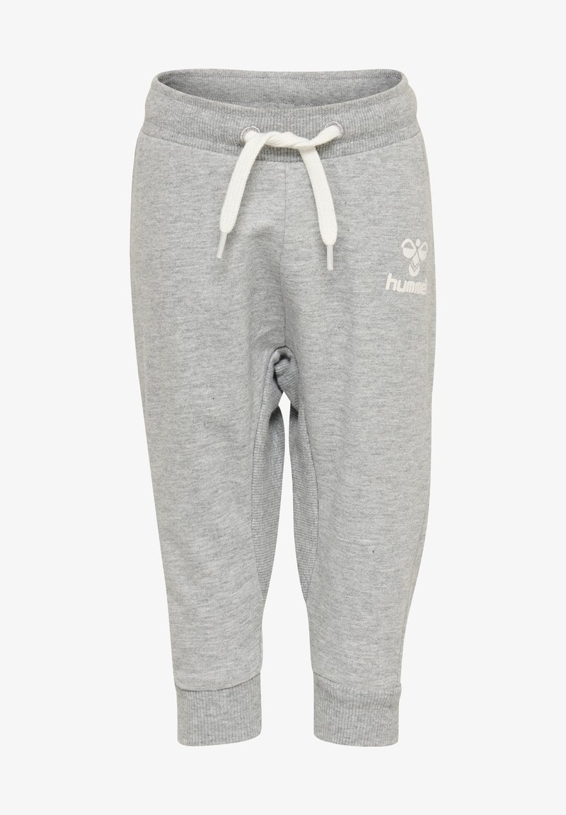 Szare dresy z elastycznym paskiem w talii i sznurkiem, z tapered nogawkami oraz logo Hummel na lewej nodze. Miękka, teksturowana tkanina.