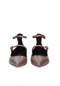 Bailarinas de cuero marrón con punta afilada, correa en el tobillo y detalle de hebilla. Textura suave con un acabado pulido, lados abiertos para mayor transpirabilidad.