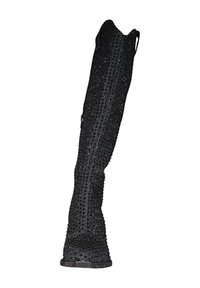 Juodas šlaunų ilgio botas su tekstūruota paviršiumi, papuoštas mažomis rhinestones, su šoniniu užtrauktuku ir plokščiu padu.