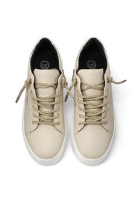 Sneaker in pelle beige con finitura texture, lacci dorati e suole in gomma. Caratteristiche includono una punta rotonda e un design minimalista.