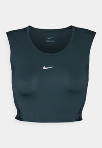 Sutien sport Nike Pro, albastru închis, design fără mâneci, textură netedă, cu un logo alb Nike pe față și detalii din plasă pe laterale.