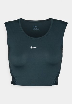 Sutien sport Nike Pro, albastru închis, design fără mâneci, textură netedă, cu un logo alb Nike pe față și detalii din plasă pe laterale.