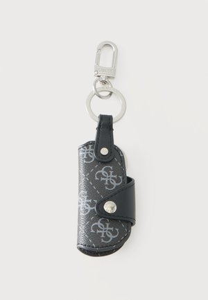Llavero de cuero con patrón en negro y gris con cierre de presión y anilla y cierre metálicos plateados, grabado en relieve con el logo Guess.