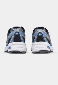 Juodi ir sidabriniai sportiniai bateliai su mėlynomis detalėmis, pasižymintys tinklelio viršumi, paminkštinta padu ir tekstūruotu guminiu pado paviršiumi.