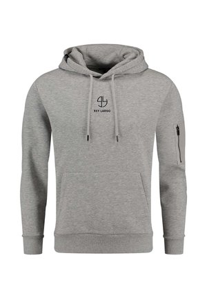 Sudadera con capucha gris, con un bolsillo tipo canguro y cordones. Presenta un pequeño logo negro en el pecho y un bolsillo con cremallera en la manga izquierda.