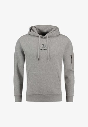 Sudadera con capucha gris, con un bolsillo tipo canguro y cordones. Presenta un pequeño logo negro en el pecho y un bolsillo con cremallera en la manga izquierda.
