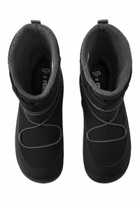 Czarne zimowe buty z gładkim, wodoodpornym wykończeniem. Posiadają szare przeszycia oraz regulowane paski, co zapewnia idealne dopasowanie. Podszewka z miękkiego materiału.