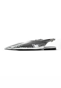 Ασημένια μπαλαρίνες slingback με μυτερή μύτη, υφή που αντανακλά το φως και μικρό λουράκι με αγκράφα σε λευκό φόντο.