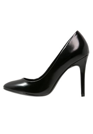 Schwarze lacklederne High-Heel-Pumps mit spitzer Zehenpartie und dünnem Stiletto-Absatz. Glatte Oberfläche mit glänzendem Finish.
