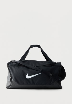 Μαύρη τσάντα duffel της Nike με λευκό λογότυπο Swoosh, διπλές λαβές, ρυθμιζόμενο ιμάντα ώμου και πολλές θήκες με φερμουάρ.
