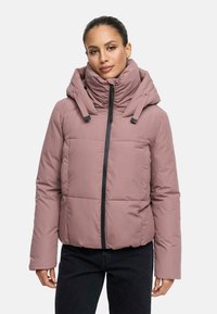 Roze pufferjas met een hoge kraag en elastische trekkoorden. Het heeft een ritssluiting aan de voorkant en een gestikte uitstraling, met zwarte accenten en een gladde textuur.