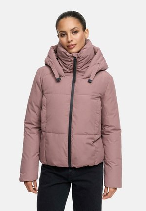 Roze pufferjas met een hoge kraag en elastische trekkoorden. Het heeft een ritssluiting aan de voorkant en een gestikte uitstraling, met zwarte accenten en een gladde textuur.