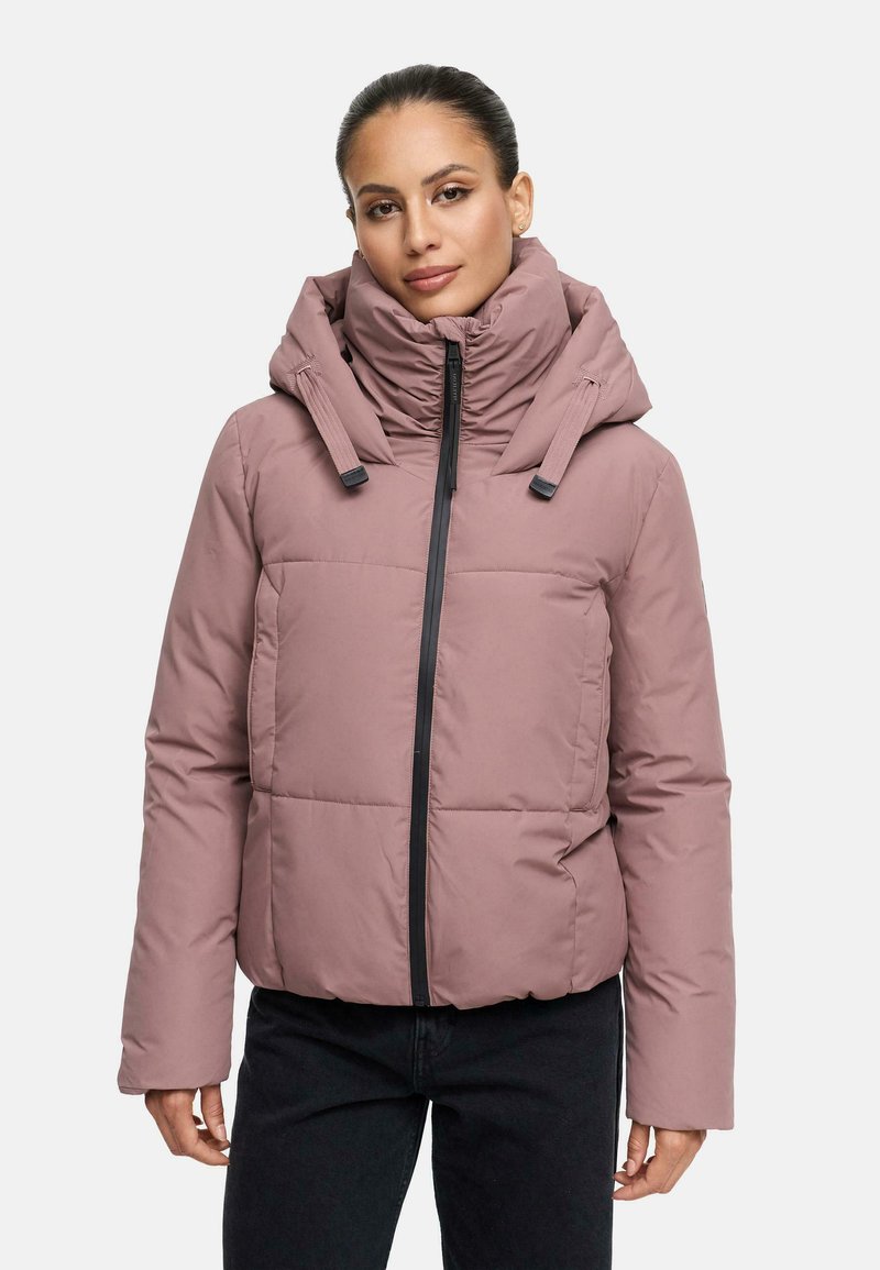 Roze pufferjas met een hoge kraag en elastische trekkoorden. Het heeft een ritssluiting aan de voorkant en een gestikte uitstraling, met zwarte accenten en een gladde textuur.