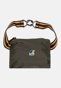 Borsa rettangolare verde oliva con chiusura a zip, dotata di una tracolla a righe multicolori e logo K-Way sul davanti. Texture liscia.
