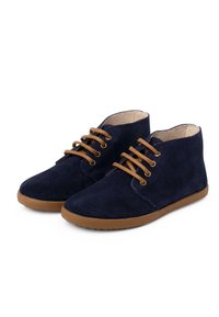 Stivaletti in camoscio blu navy con lacci marroni, punta rotonda e suola in gomma. Presentano un pannello laterale cucito e un design semplice e minimalista.