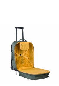 Valigia verde con ruote e interno giallo. Caratteristiche includono una maniglia retraibile, una tasca interna in rete e cinghie elastiche a incrocio.