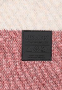 Gebreide trui met een verloopontwerp in zacht romig en gedempt roze. Heeft een gestructureerd zwart lederen label met reliëfbranding en symbolen.