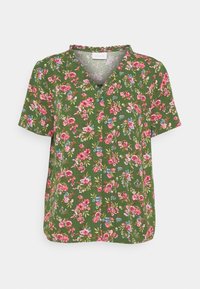 Blouse verte à manches courtes avec un motif floral rose et bleu, présentant un col en V, des boutons sur le devant et un col froncé.