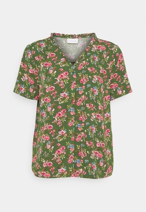 Korte mouwen groene blouse met een bloemenpatroon in roze en blauw, met een V-hals, knopen aan de voorkant en een geplooide halslijn.