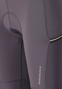 Nærbillede af grå cykelshorts fra Endurance med meshpanel og detaljerede syninger på lårområdet.