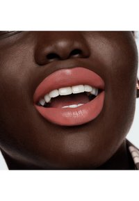 Smashbox BE LEGENDARY PRIME & PLUSH LIPSTICK różowy