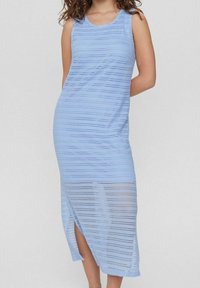 Abito maxi senza maniche di colore azzurro chiaro con un motivo testurizzato di strisce orizzontali e uno spacco laterale, realizzato in un tessuto leggero e traspirante.