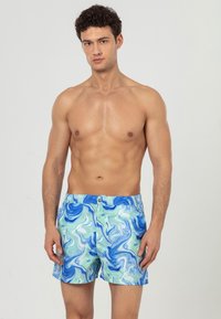 Zwemshorts in een blauw-groen gemarmerd patroon, met een elastische tailleband en een knoopdetail aan de voorkant. Lichtgewicht stof.
