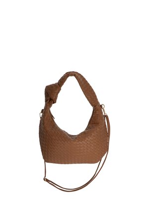 Brązowa pleciona skórzana torba na ramię z supełkowaną rączką i odpinanym długim paskiem, przedstawiona na białym tle.