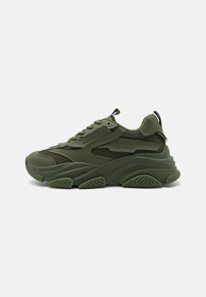 Zapatillas verde oliva con una combinación de materiales lisos y de malla, que presentan una suela gruesa, acentos texturizados y diseño con cordones.