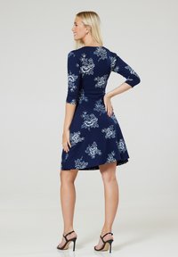Chelsea Clark FLARED MATERNITY 3/4 SLEEVES - Džersejové šaty - white dark blue