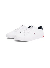Λευκά δερμάτινα sneakers με χαμηλό σχέδιο, στρογγυλή μύτη και κορδόνια. Διαθέτει ναυτικό χρώμα στη διάρκεια και κόκκινη λεπτομέρεια λογότυπου.