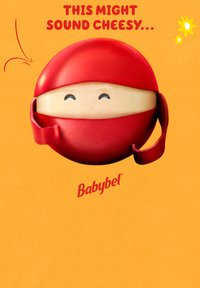 Röd voksväxlad ostkula med vitt inre, försett med ett leende ansikte och små röda armar, på en gul bakgrund. "Babybel"-logotypen visas.